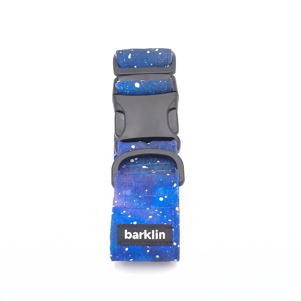 Breites Hundehalsband 4 cm Cosmic Canvas Muster mit ECONABLE recycelter Nylon Schnalle zeigt Side Release Struktur