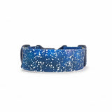 Breites Hundehalsband 4 cm Cosmic Canvas Muster mit tiefvioletter blauer und türkisfarbener abstrakter Komposition in gebogener Form dargestellt