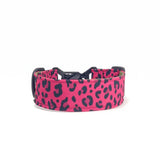 Breites Hundehalsband 4 cm Pop Leopard Muster mit neonpinker und dunkelpinker Animal Print Komposition in gebogener Form dargestellt