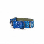 Breites Hundehalsband 4 cm Cosmic Canvas Muster zeigt vollständige Bogenstruktur und Breitenprofil