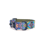 Breites Hundehalsband 4 cm Electric Tribe Muster zeigt vollständige Bogenstruktur und Breitenprofil