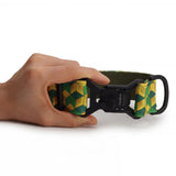 Breites Hundehalsband 4 cm Pixel Grid Muster in der Hand gezeigt zur Größenreferenz